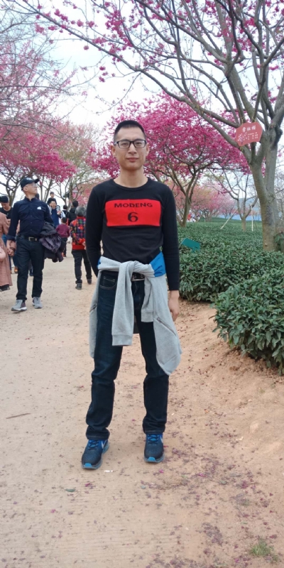 小梁的第二张照片--福建闪婚服务中心